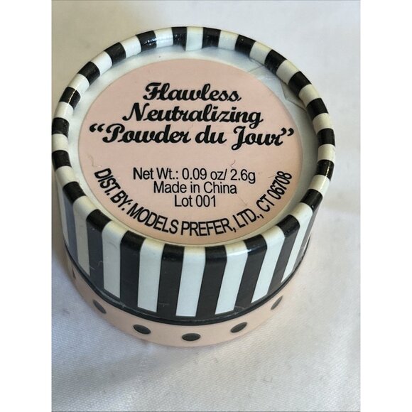 Models prefer flawless neutralizing powder du jour 0.09 oz minimizes imperfectio - Picture 4 of 7
